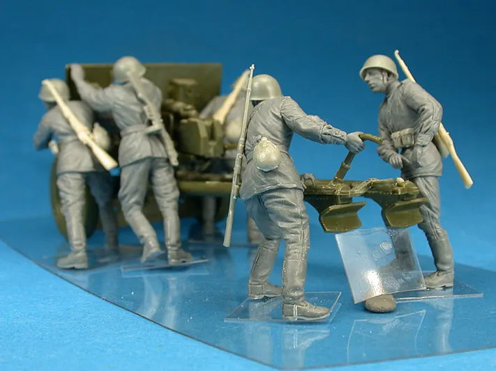 Soviet Artillery Crew on Maneuver with 5 figures