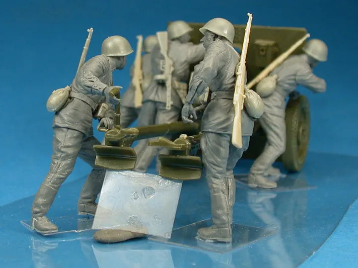 Soviet Artillery Crew on Maneuver with 5 figures