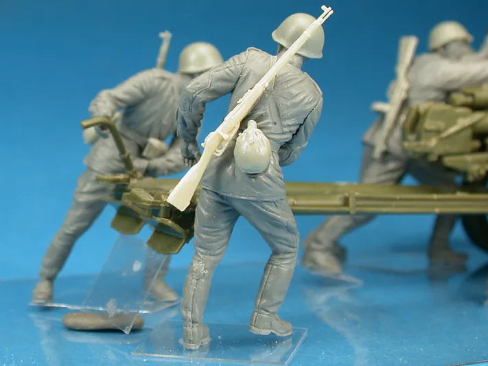 Soviet Artillery Crew on Maneuver with 5 figures