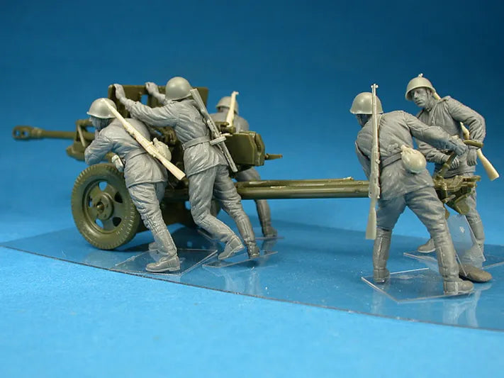 Soviet Artillery Crew on Maneuver with 5 figures